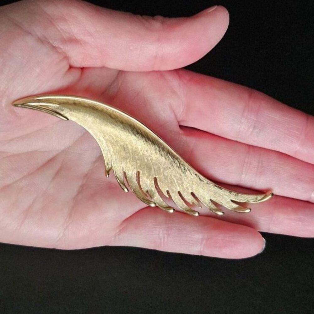 Vintage gold tone Crown Trifari feather brooch